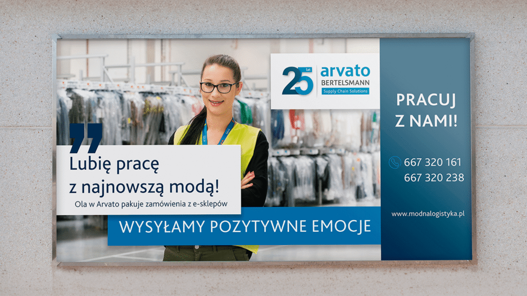 Kampanie rekrutacyjna Arvato. Na billboardzie pracowniczka magazynu podkreślająca atuty pracy. Hasło główne: wysyłamy pozytywne emocje.