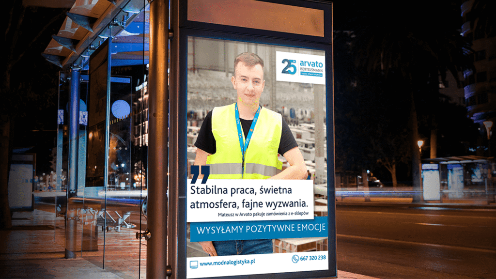 City light z kampanii rekrutacyjnej Arvato. Na zdjęciu pracownik magazynu. Hasło podkreśla atuty pracy w Arvato.