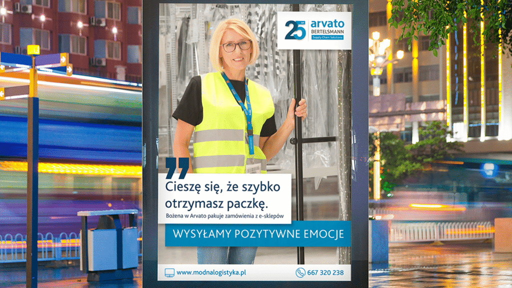 Kampanie rekrutacyjna Arvato. Na billboardzie pracowniczka magazynu. Branding marki i dane kontaktowe.
