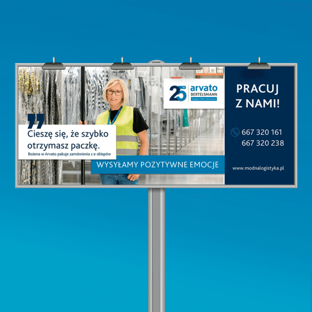 Kampanie rekrutacyjna Arvato. Na billboardzie pracowniczka magazynu. Branding marki i dane kontaktowe.