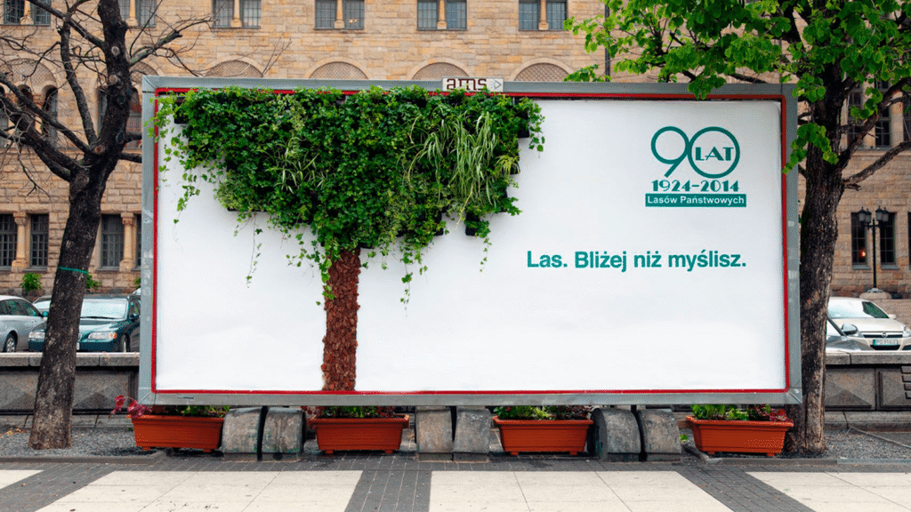 Las. Bliżej niż myślisz. Billboard z roślinnymi nasadzeniami przypominającymi koronę drzewa. Instalacja dla Lasów Państwowych.
