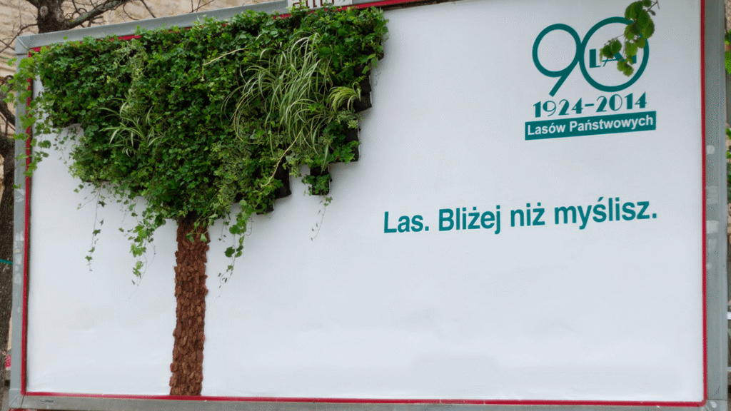 Las. Bliżej niż myślisz. Roślinny billboard - instalacja na jubileusz Lasów Państwowych.