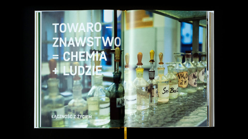Rozłożona publikacja jubileuszowa UEP z wnętrzem strony i zdjęciem, widoczna typografia.