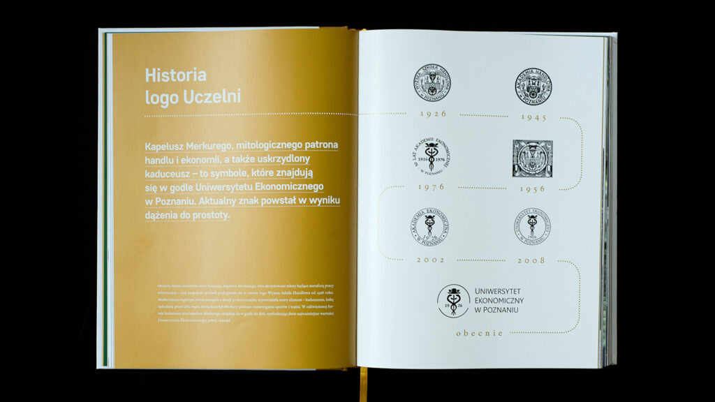 Rozłożona publikacja jubileuszowa UEP z wnętrzem strony prezentująca ewolucję znaków logo Akademii Ekonomicznej i Uniwersytety Ekonomicznego w Poznaniu.